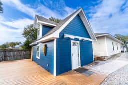 By the Bayou, Close to Downtown, Centrally Located - Image 2