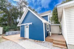 By the Bayou, Close to Downtown, Centrally Located - Image 4