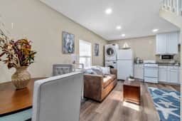 By the Bayou, Close to Downtown, Centrally Located - Image 5