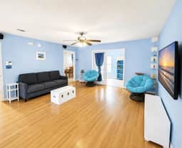 Dolphin Breeze- Close to UWF, Hospitals, and minutes to Downtown - Image 4