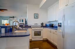 Salty Bay Hideaway - Image 4