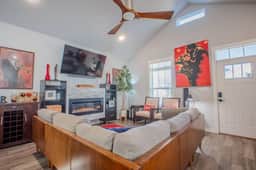 The Jazzy Junction-Great Downtown Location! - Image 2