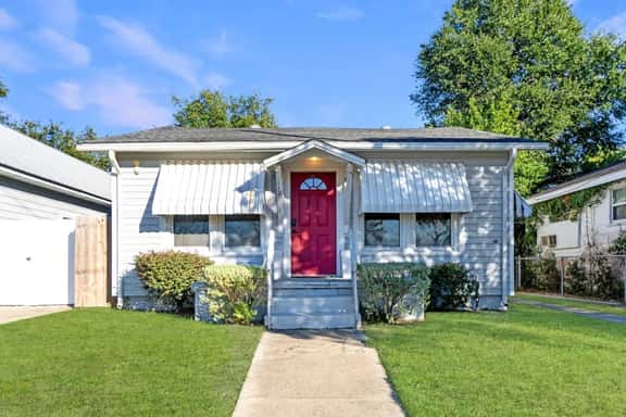 Red Door Bungalow - Fall Special + Complimentary Early/Late Check-Out! - Image 1