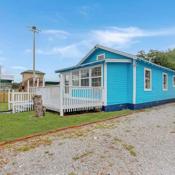 The Blue Cottage- Fall Special + Complimentary Early/Late Check-Out! - Image 1