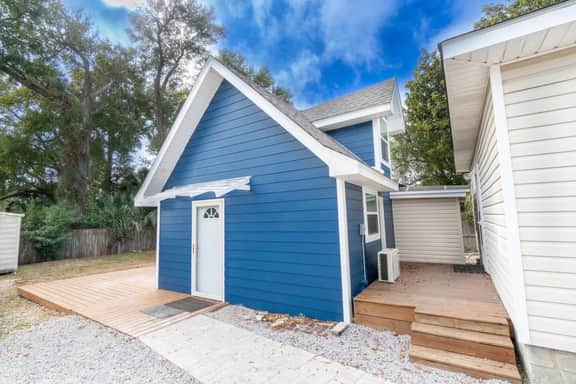 By the Bayou, Close to Downtown, Centrally Located - Image 3
