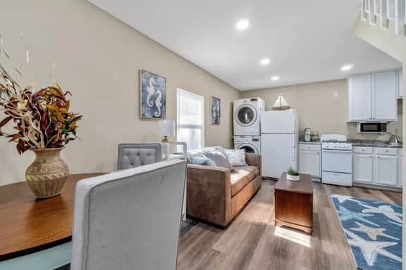 By the Bayou, Close to Downtown, Centrally Located - Image 5