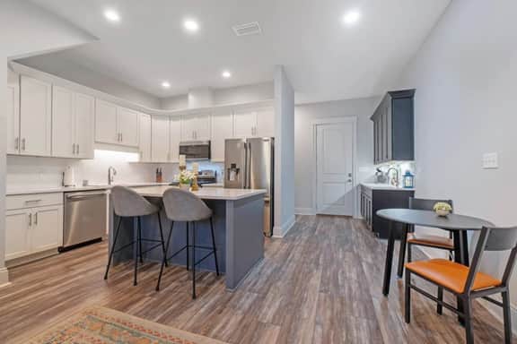 Covington Place, Monthly, Near Downtown & Beaches! - Image 5