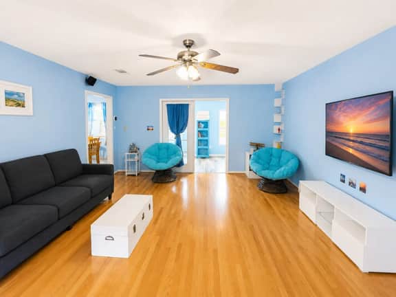 Dolphin Breeze- Close to UWF, Hospitals, and minutes to Downtown - Image 3