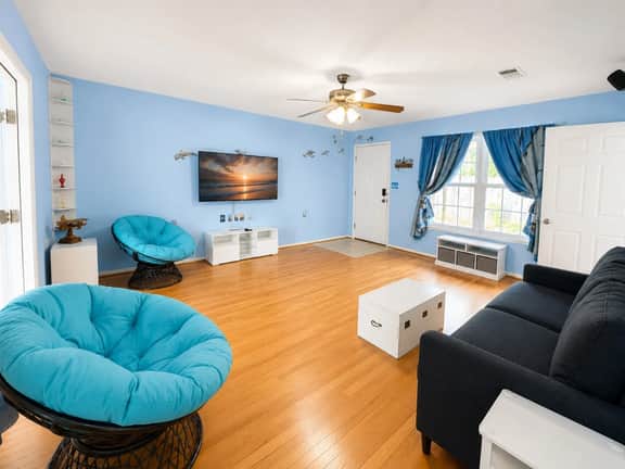 Dolphin Breeze- Close to UWF, Hospitals, and minutes to Downtown - Image 5