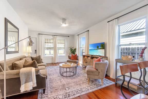 Red Door Bungalow, New Downtown Listing! - Image 3