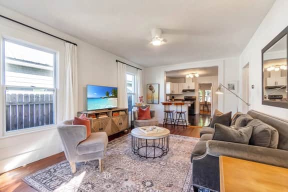 Red Door Bungalow, New Downtown Listing! - Image 4
