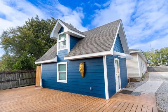 By the Bayou, Close to Downtown, Centrally Located - Image 1