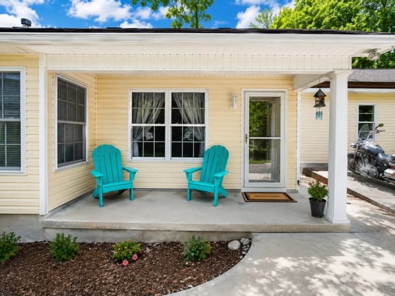 Dolphin Breeze- Close to UWF, Hospitals, and minutes to Downtown - Image 1