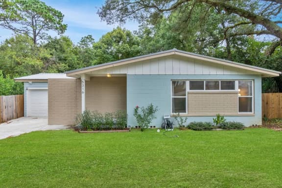 Hill House- Centrally Located, close to everything - Image 1