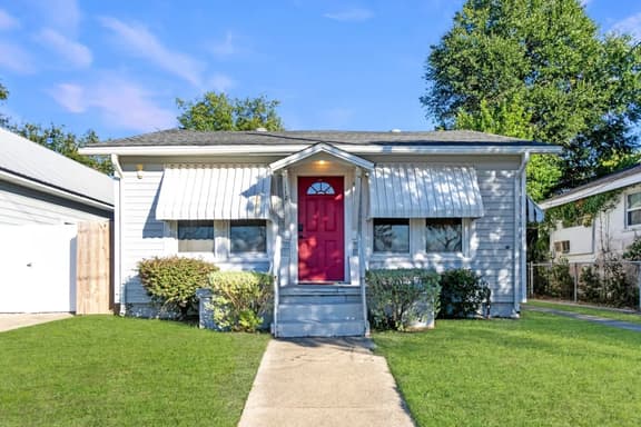 Red Door Bungalow, New Downtown Listing! - Image 1